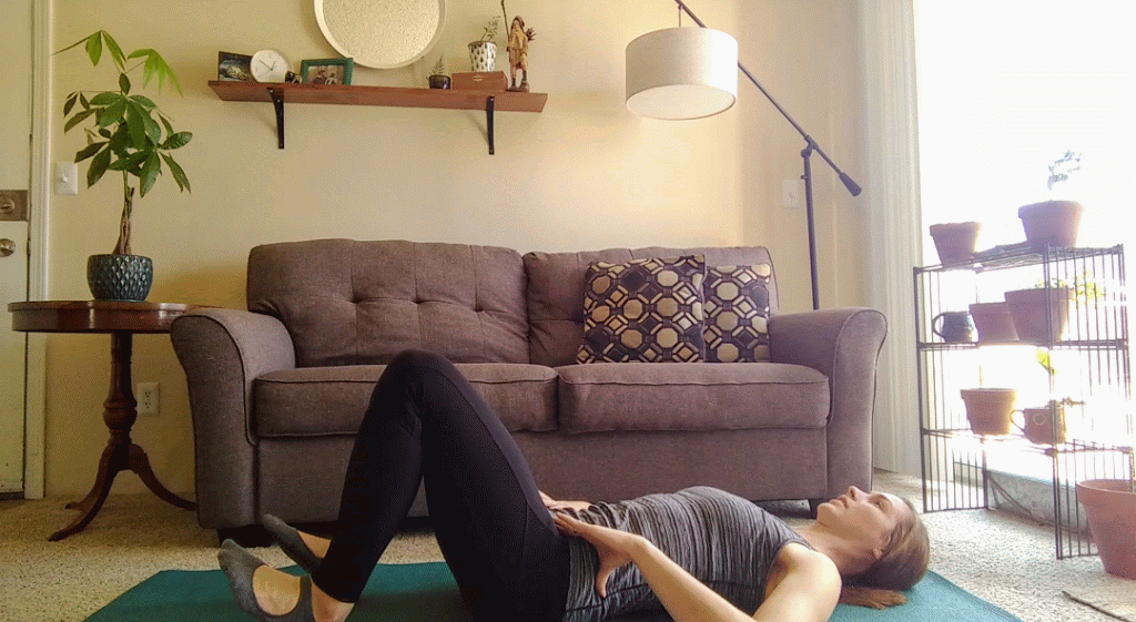  A woman showing the Single Leg Stretch exercise 